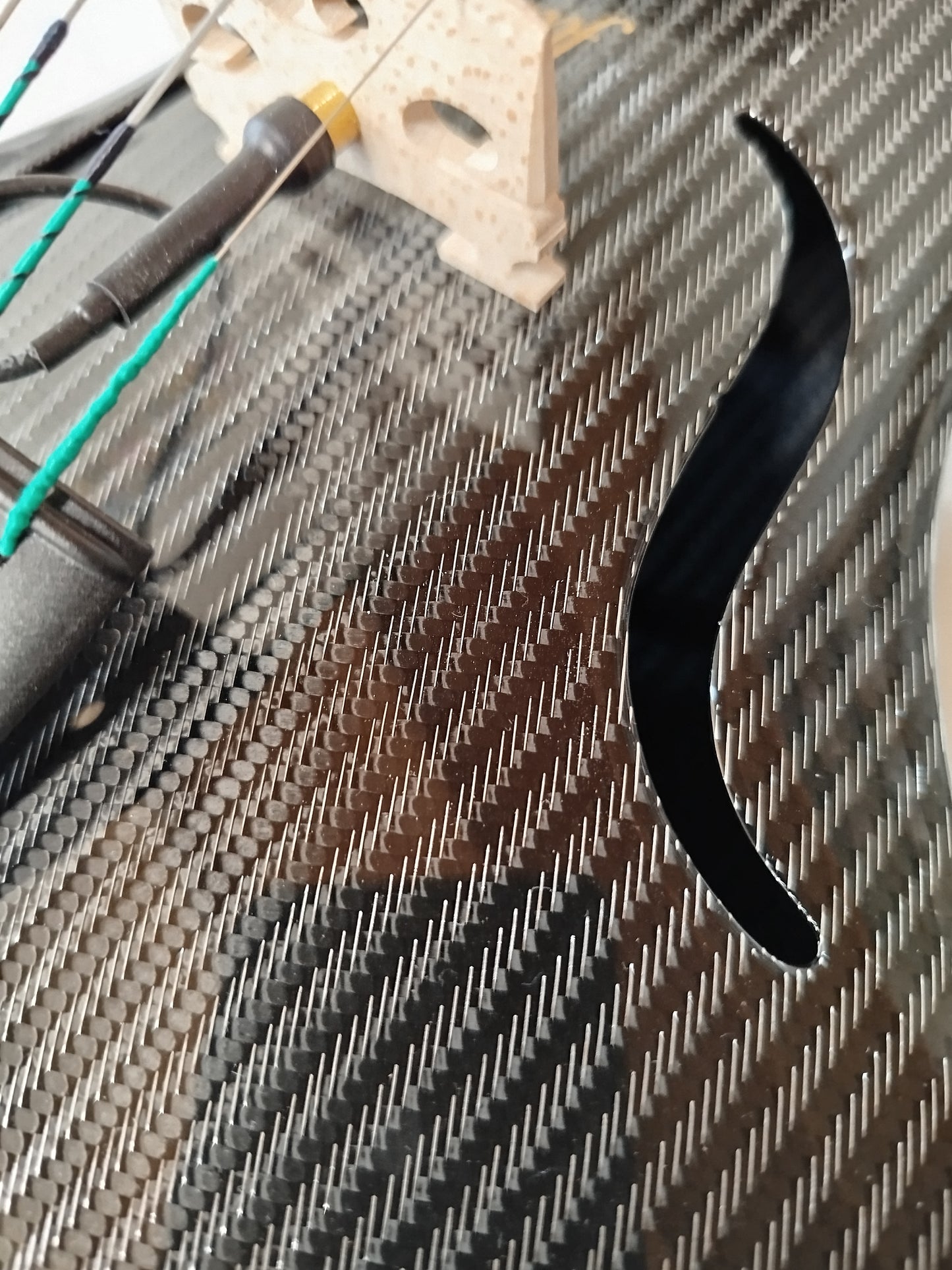 Special edition: Carbon Fiber violin with an elegant silver stripe pattern